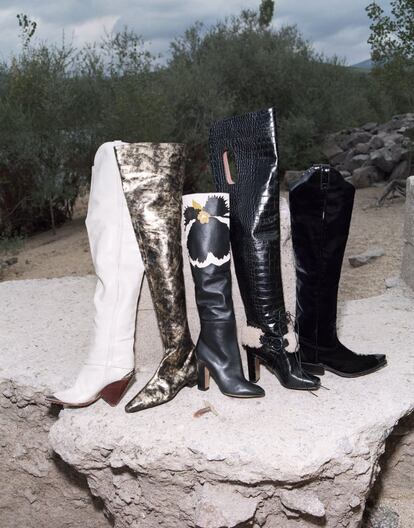 De izquierda a derecha: Bota maxi cowboy de piel de Isabel Marant, bota maxi metalizada en dorado y negro de Chanel, bota de piel con estampado de flores de Valentino, bota maxi de piel con borreguito de Off-White y bota cowboy de terciopelo de Emporio Armani.