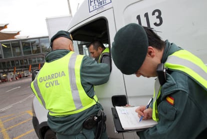 Un conductor es sometido a una prueba de alcoholemia.