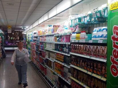 Una empleada del supermercado Dani de la calle Melchor Almagro de Granada este martes.