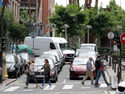 Tráfico en el centro de Barakaldo, este martes.