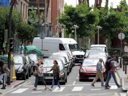 Tráfico en el centro de Barakaldo, este martes.