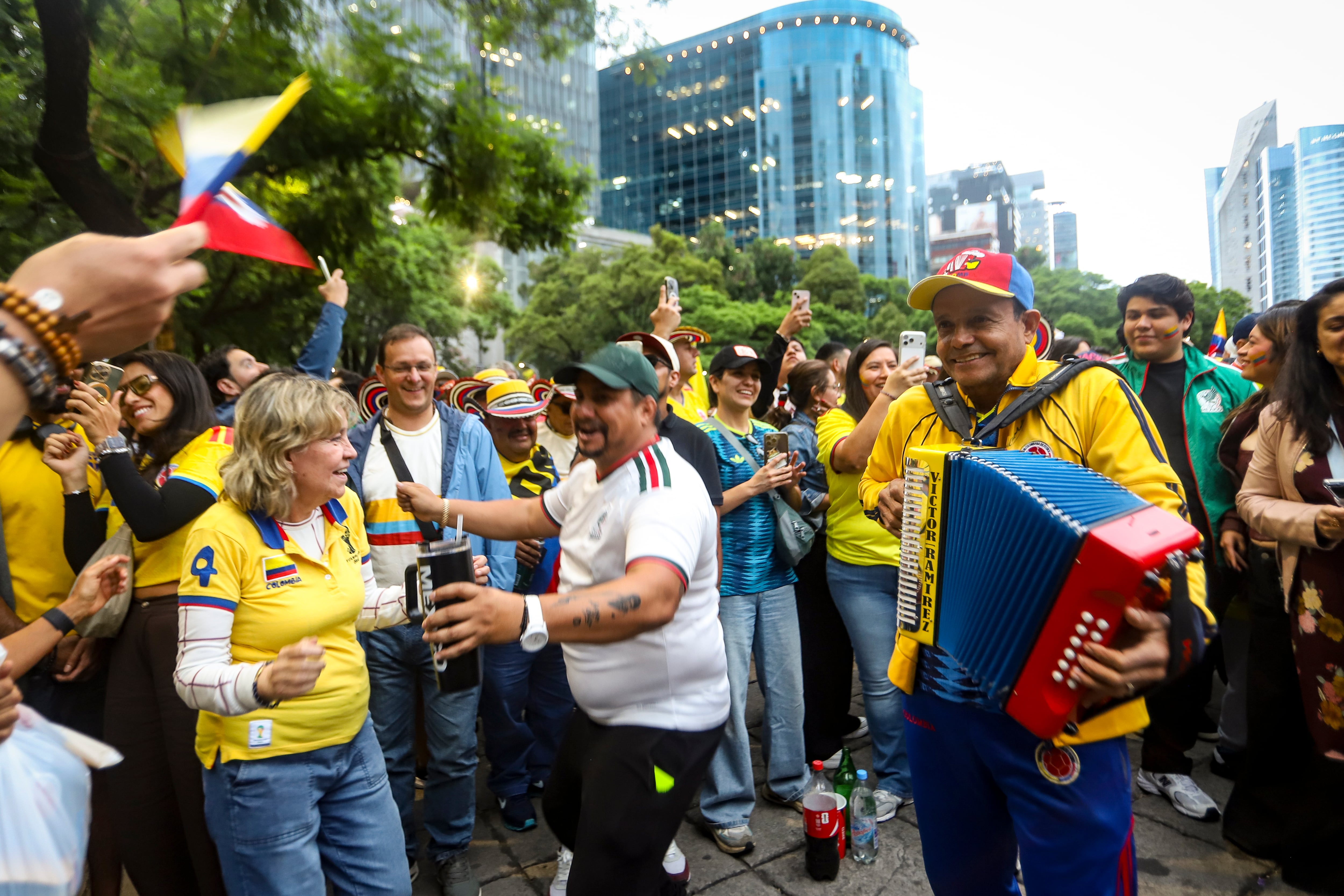 Colombianos y mexicanos en el Ángel de la Independencia previo al primer partido de Colombia, en Ciudad de México, el 16 de junio del 2026.