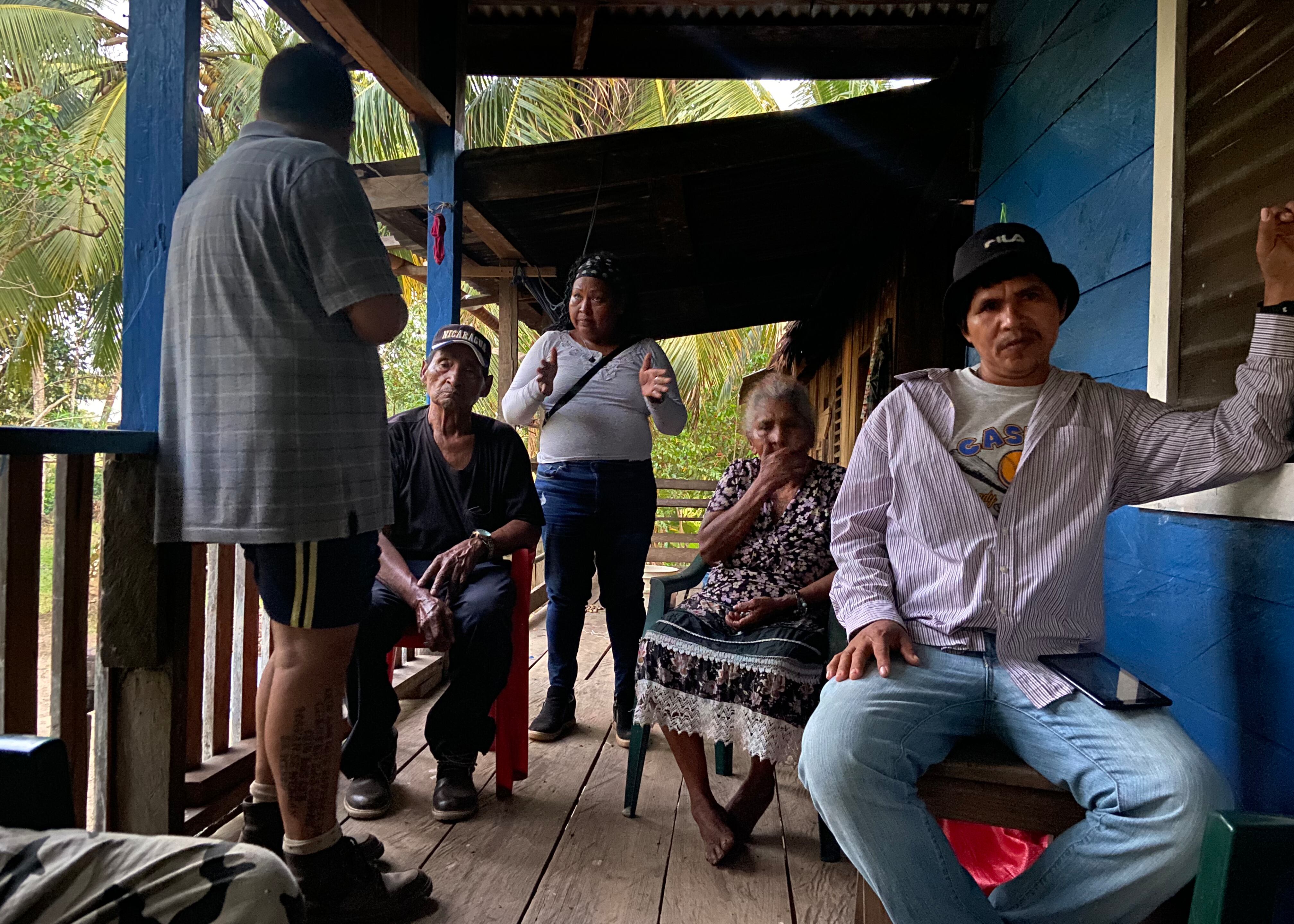 Indígenas miskitos en una casa en el pueblo de Tasin.