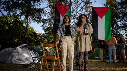 A la izquierda Beatriz Briones, de 23 años, y a la derecha Ana Baena, de 22 años, este lunes en la acampada de la Universidad de Granada en apoyo a Palestina.