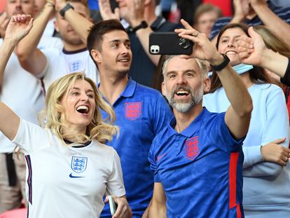 Seguidores de la selección inglesa de fútbol, en el partido contra Dinamarca, este 7 de julio en Londres.