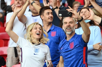 Seguidores de la selección inglesa de fútbol, en el partido contra Dinamarca, este 7 de julio en Londres.