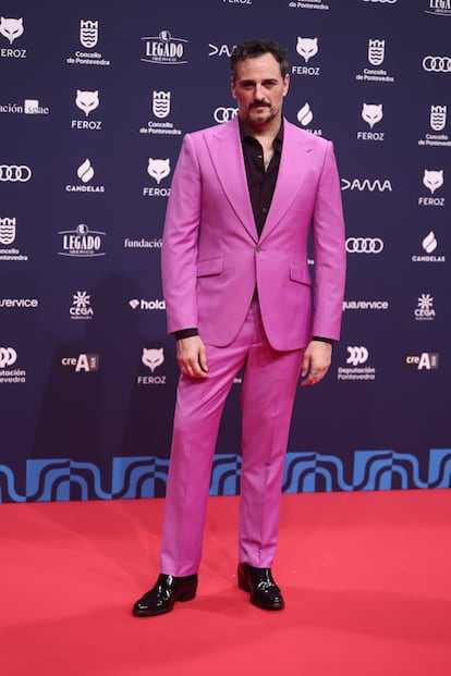 Asier Etxeandia, con traje fucsia, nominado a mejor actor de reparto por su papel en 'La cena'.