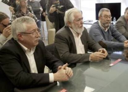 El Presidente del Grupo de Trabajadores del Comité Económico y Social Europeo, Georges Dassis (c), junto a los líderes de UGT y CCOO, Cándido Méndez (d) e Ignacio Fernández Toxo (i), durante la reunión que ha mantenido hoy con el secretario general del PSOE, Alfredo Pérez Rubalcaba.