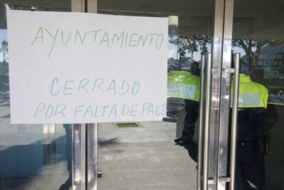 Un cartel improvisado avisa del <b><i>cierre </b></i>del Ayuntamiento de La Línea.