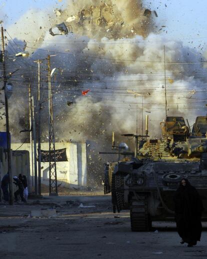 Imagen facilitada por el Ejrcito britnico, en la que se muestra la comisara de Jameat en Basora, en el momento de su destruccin por una explosin causada por los britnicos. Las tropas de Reino Unido la haban asaltado previamente al enterarse de que policas insurgentes locales queran matar a sus prisioneros.