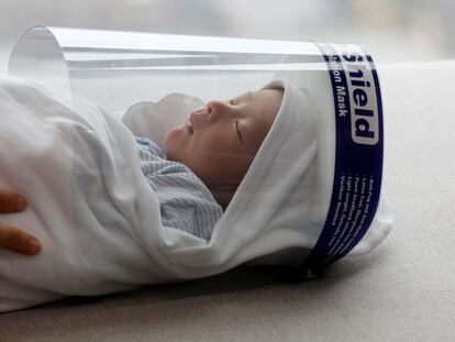 Un recién nacido con pantalla protectora.