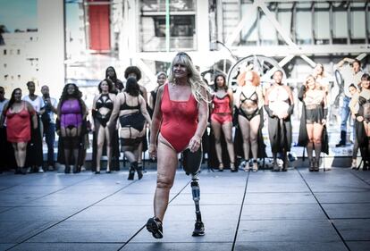 Una modelo con prótesis durante el evento 'The All Sizes Catwalk' en París. Alrededor de 100 mujeres de diferentes formas corporales se reunieron para el evento para promover la autoaceptación.