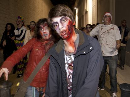 Participantes en la <i>Zombie Walk</i> de Alicante a su paso por un callejón.