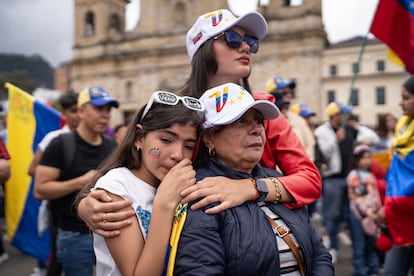 Una madre se abraza con sus hijas en la Plaza Bolívar, en Bogotá, durante la concentración que se realizó en Colombia. 