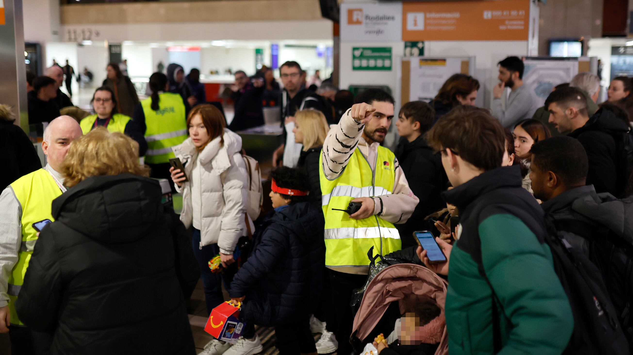 Última hora del accidente de tren en Córdoba, y del choque de Rodalies en Barcelona | Los viajeros, exasperados por la crisis de Rodalies: “No tienen vergüenza”