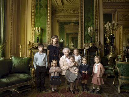 Con motivo de la celebración de su 90 cumpleaños, en abril de 2016, la Isabel II realizó un posado familiar en el palacio de Buckingham. En una de las fotos, realizadas por la prestigiosa Annie Leibovitz, la reina de Inglaterra quiso posar con todos sus biznietos. En la imagen, la soberana con la princesa Carlota en su regazo.