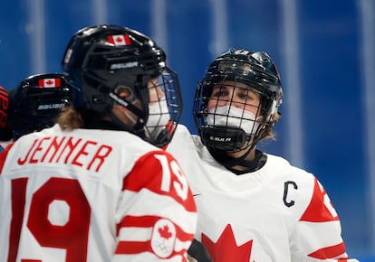 Las jugadoras canadienses Marie-philip Poulin y Brianne Jenner durante el partido de hockey sobre hielo disputado este lunes entre su selección y la rusa