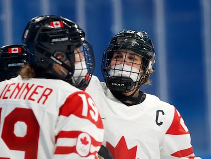 Las jugadoras canadienses Marie-philip Poulin y Brianne Jenner durante el partido de hockey sobre hielo disputado este lunes entre su selección y la rusa