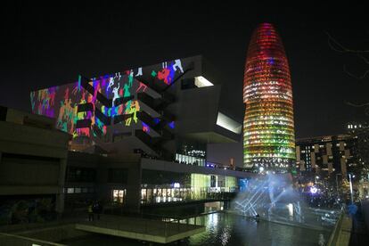 A l'esquerra, 'Asalto Barcelona' de Daniel Canogar a la façana del DHUB. Al centre, 'Hack the Light UP' de Protopixel, que permet controlar la llum de la torre Glòries. A la dreta, 'Constellations' de Joanie Lemercier al llac del DHUB.