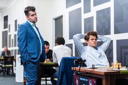 Niepómniashi mira la partida de Carlsen contra Niemann el 4 de septiembre en San Luis (EEUU)