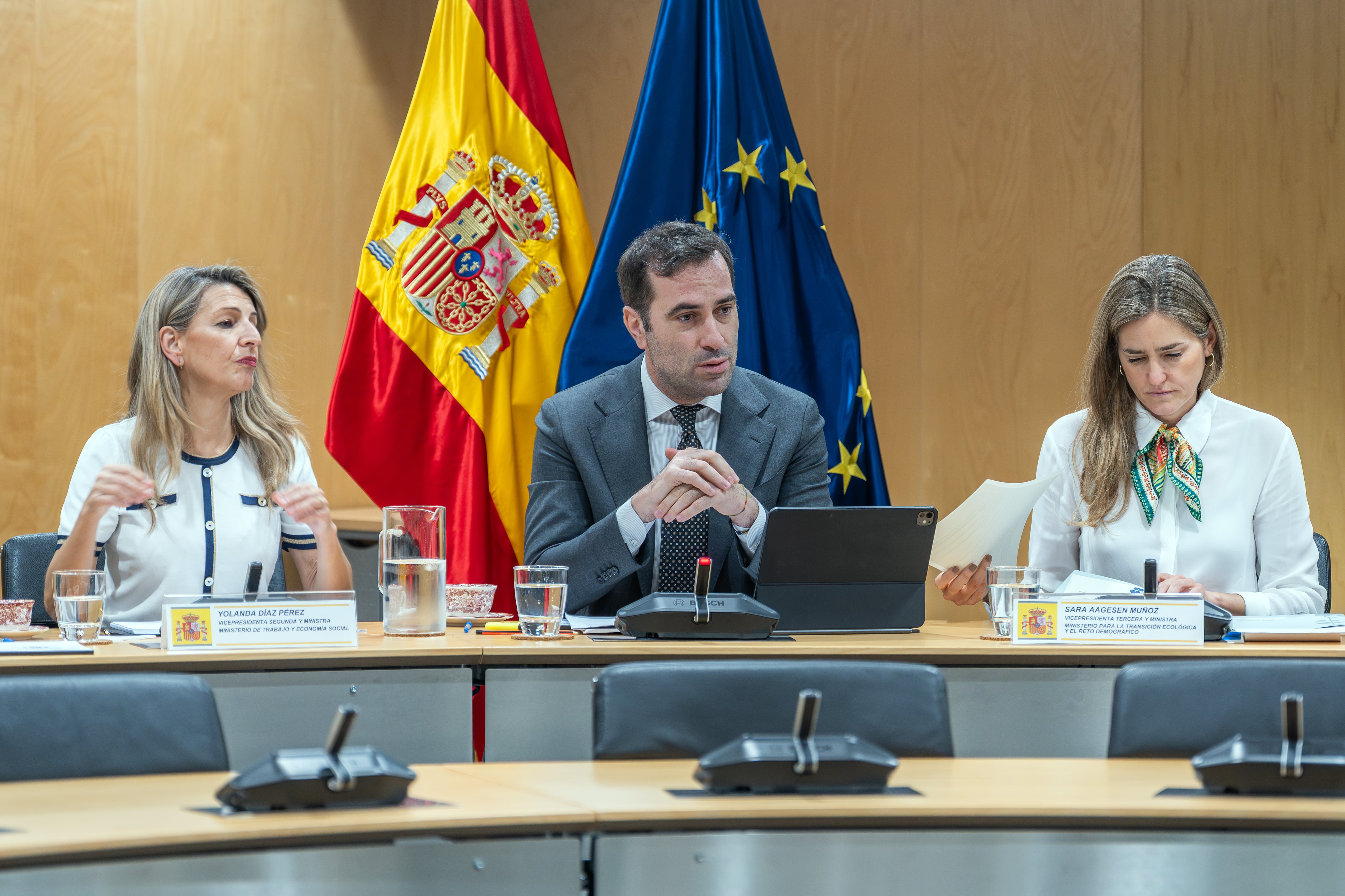 El vicepresidente primero y titular de Economía, Carlos Cuerpo, en el centro, junto a las vicepresidentas segunda y tercera, Yolanda Díaz y Sara Aegesen, este lunes.