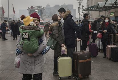 Una pareja se despide en la estación de Pekín.