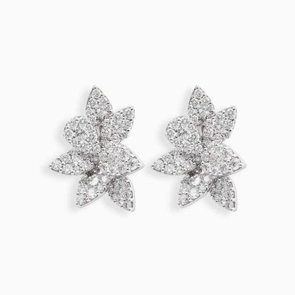 Pendientes de Rabat de oro blanco con diamantes blancos en forma de pétalos de flor.