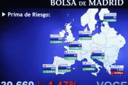 Un panel informativo de la Bolsa de Madrid muestra los valores de la prima de riesgo en distintos países europeos. EFE/Archivo