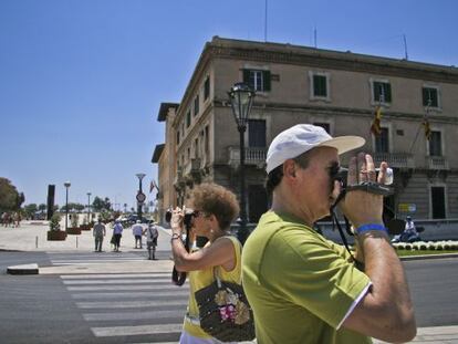 Turistes davant del Parc de la Mar, a Palma de Mallorca.