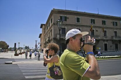 Turistes davant del Parc de la Mar, a Palma de Mallorca.