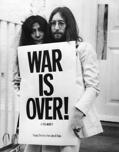 John Lennon y Yoko Ono, protestando contra la guerra de Vietnam.