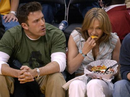 Ben Affleck, sentado con las piernas más abiertas que su por entonces pareja, Jennifer Lopez, en un partido de Los Angeles Lakers.