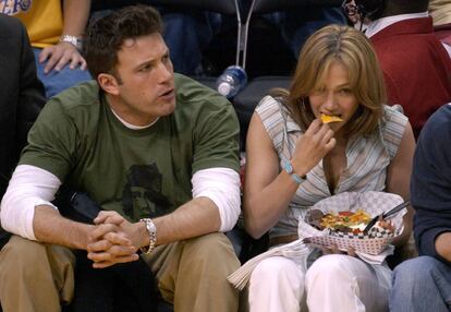 Ben Affleck, sentado con las piernas más abiertas que su por entonces pareja, Jennifer Lopez, en un partido de Los Angeles Lakers.