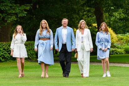 Los reyes Guillermo y Máxima de Holanda, junto a sus hijas las princesas Amalia, Alexia y Ariane, en el posado familiar de este verano en el palacio Huis ten Bosch de La Haya el 17 de julio.
