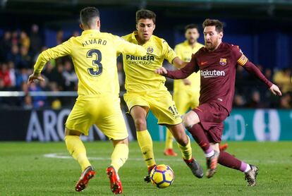 Messi en acción con los jugadores del Villarreal, Alvaro Gonzalez y Rodri.