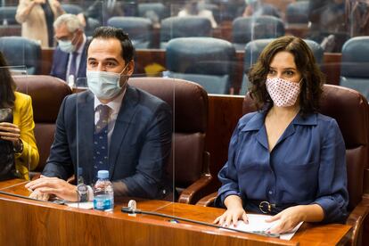 Ignacio Aguado e Isabel Díaz Ayuso, esta mañana en el pleno de la Asamblea.