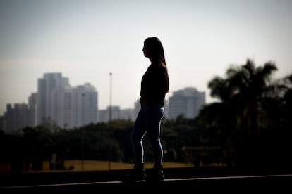 Esther, de 23 años, en un parque de São Paulo el 26 de mayo, una semana después de someterse a un aborto en Rosario (Argentina). *Esther es un nombre ficticio, por si lo quieres añadir en la nota de la foto, en el pie me parece innecesario.