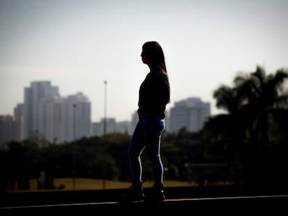 Esther, de 23 años, en un parque de São Paulo el 26 de mayo, una semana después de someterse a un aborto en Rosario (Argentina).