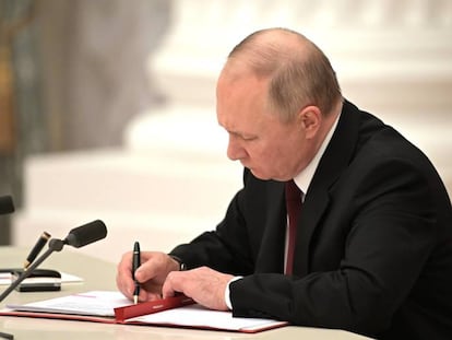 Vladimir Putin firma el decreto en el que reconoce la independencia de Donetsk y Lugansk.