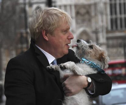 Johnson sale de un colegio electoral cerca de Westminster con su perro Dilyn tras ejercer su derecho al voto, este jueves.