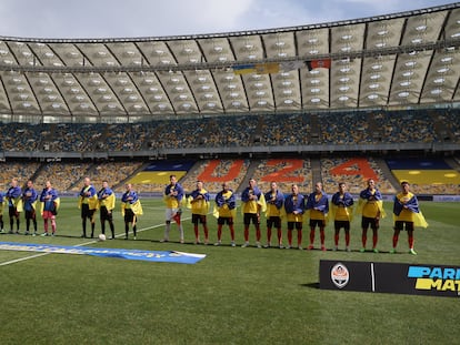 Los jugadores del Shakhtar Donetsk y el Metalist posan antes del partido este martes.