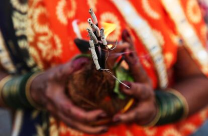 PUM02 BOMBAI (INDIA), 26/10/2017.- Cientos de devotos hindúes participan en el ritual del Chhath Puja, en Bombai (India) hoy, 26 de octubre de 2017. Millones de personas de diversas partes del país se congregan en las orillas de ríos y lagos para hacer una ofrenda al dios solar. EFE/ DIVYAKANT SOLANKI


