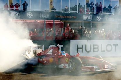 Fernando Alonso por la pista del Circuito Ricardo Tormo de Cheste con motivo de las "Finali Mondiali 2012" que cada final de temporada organiza la escudería.