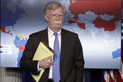 El lunes 28 de enero, un supuesto descuido del asesor de Seguridad Nacional de EE UU, John Bolton, durante la rueda de prensa para explicar las duras sanciones económicas al negocio del petróleo venezolano, provocó las sospechas de que EE UU tendría diseñado ya el fin del régimen de Maduro. El consejero compareció ante los medios en el estrado, con un bloc de notas tamaño folio sin tapa, dejando expuesta la parte escrita hacia el público, con una anotación que decía: "Afganistán. Conversaciones bienvenidas. 5.000 tropas a Colombia".