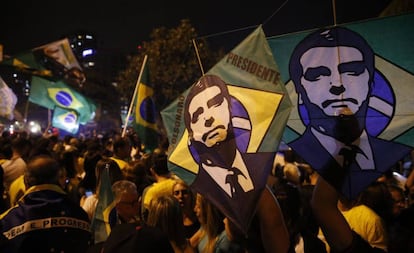 Celebração de eleitores de Bolsonaro no dia da eleição, na Barra da Tijuca, Rio de Janeiro.