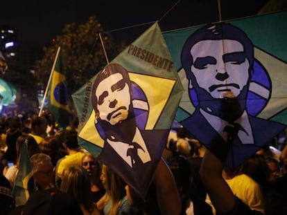 Celebração de eleitores de Bolsonaro no dia da eleição, na Barra da Tijuca, Rio de Janeiro.