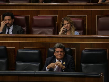 En primer término, el ministro de Inclusión, Seguridad Social y Migraciones, José Luis Escrivá; detrás de él, la portavoz del grupo Popular en el Congreso, Cayetana Álvarez de Toledo.