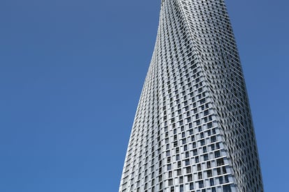 La torre Cayan, terminada a mediados de 2013, cuenta con 495 apartamentos con vistas a la Marina de Dubai y el Golfo. Su diseño helicoidal rota en 90º desde la base hasta la coronación. Es la tercera torre firmada por el estudio de Chicago SOM en Dubái, junto a la construcción más alta del mundo, Burj Khalifa (de 828 metros), y la Torre Rolex (de 235).