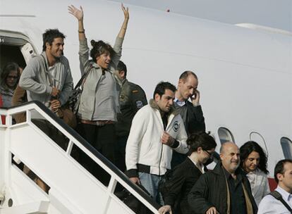 Los 56 españoles que han llegado a Torrejón a primera hora de esta tarde mostraban su alegría nada más bajar del avión