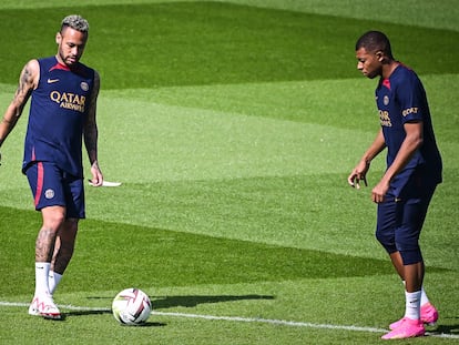 Kylian Mbappe con Neymar durante un entrenamiento del PSG, en París este jueves.